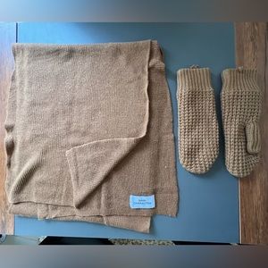 Aritzia MAIN CHARACTER scarf and mittens